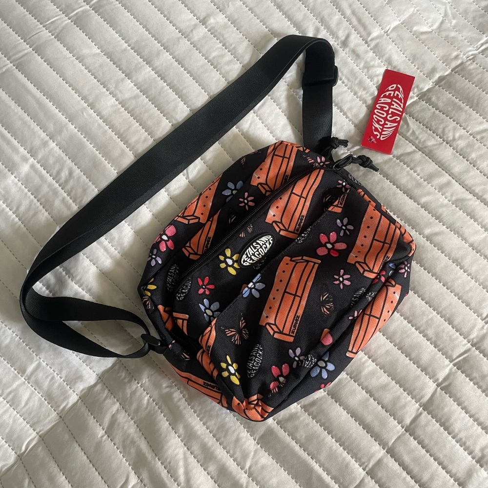 ✨NWT✨🏷️ Rare Zumiez x Petals and Peacocks Crossbody Bag